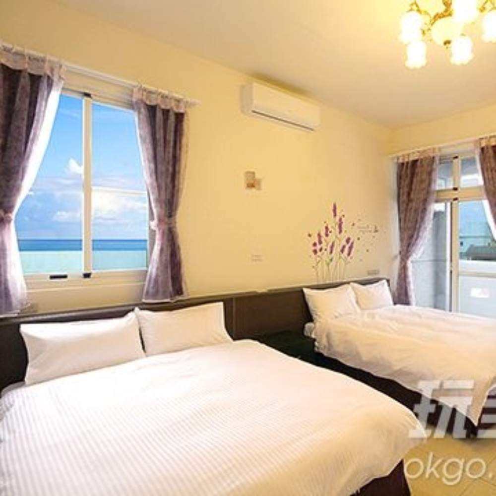 「綠島民宿‧百盛民宿」位於綠島南寮村，靠近綠島航空站和南寮漁港等重要交通要道，方便您前往綠島監獄、綠島人權紀念公園、柴口浮潛區、綠島朝日溫泉和南寮市區等熱門景點。民宿外觀以低調的灰色為主，簡約中透露淡雅，完美融合自然和現代元素。無論是踏上綠島之旅的第一步，或是尋找放鬆身心的避風港，「綠島民宿‧百盛民宿」都是您最佳的歇腳處。